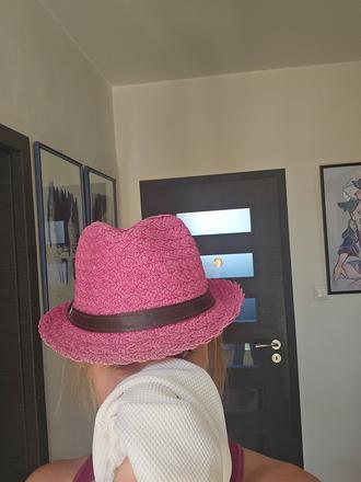 Ružovy klobuk letny, s