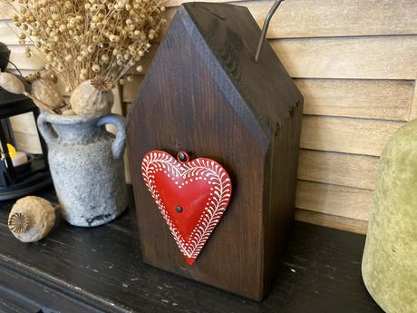 Drevený dekoračný domček a drevené okienko, 