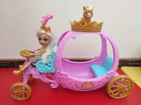 Kráľovský koč enchantimals s bábikou, 