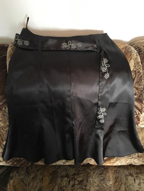 Lesklá hnedá sukňa, 36