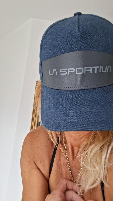 La sportiva šiltovka, s