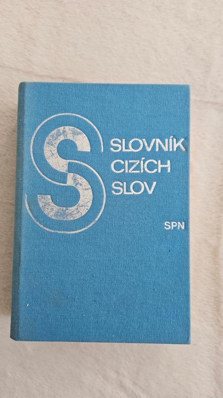 Slovník cudzích slov pre školy a prax, a slovník c,