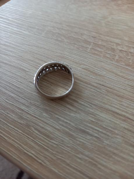 Strieborný prsteň s kamienkami,