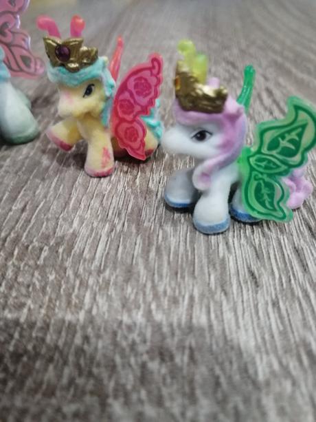 Mini poníky s krídlami a korunkou,