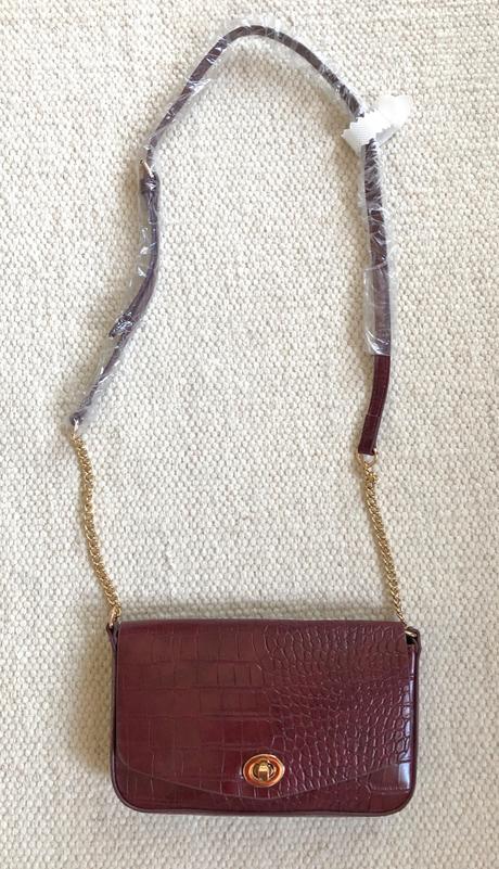 Bordová kabelka so zlatým kovaním,