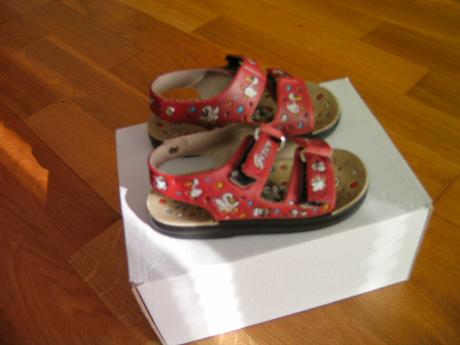 Málo nosené sandálky, 24