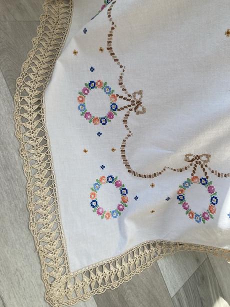 Krásny ľanový obrus s výšivkou krížikovou,, 