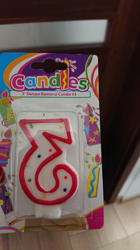 Narodeninova sviecka s cislom 3 na tortu,