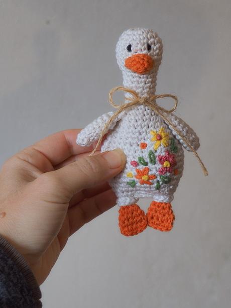 Húska s vyšívanými kvietkami,