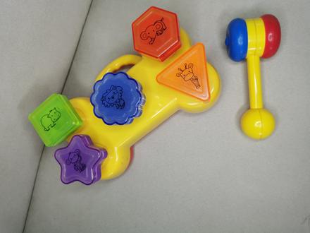 Zvuková kostička s kladivom,