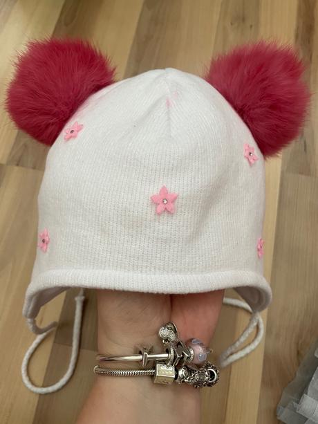 Krasna ciapka s brmbolcami, 68