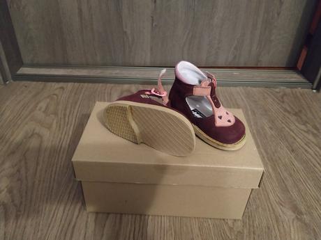 Uzavreté sandálky, 18