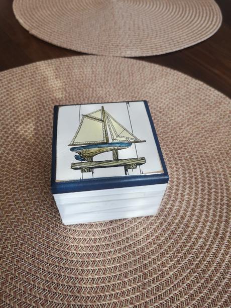 Krabička s motívom loďky, 
