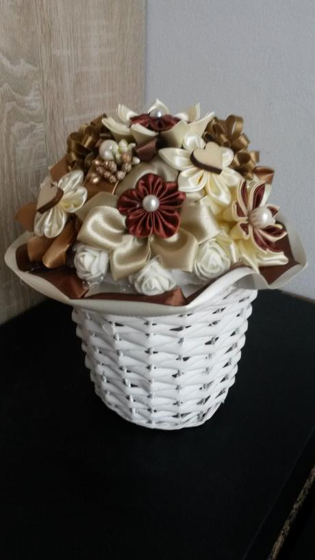 Ikebana v košíčku zo stúh,