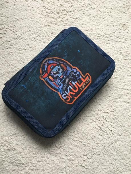 Škol. baťoch+kapsička +doska zn. case logic,