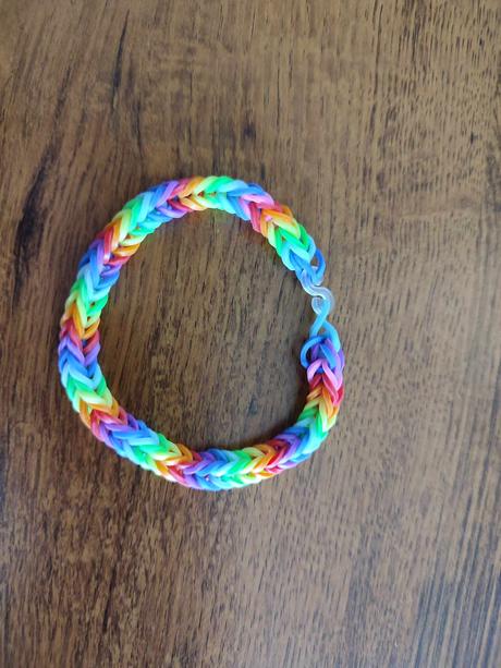 Náramok z gumičiek,