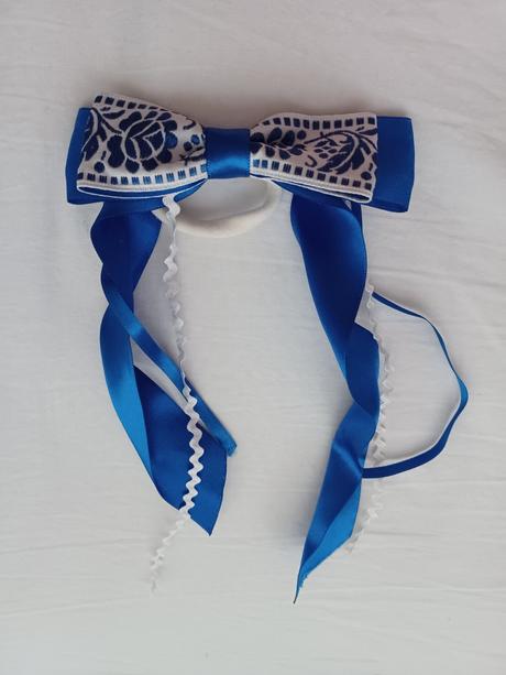 Gumička s mašľou s folklórnym motívom,