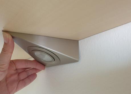 Svetlá pod skrinku, 