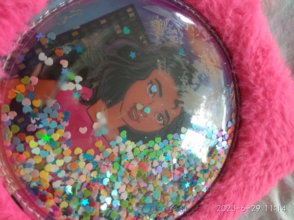 Čím odstránim lepivé miesta po odstránení lepiacej pásky?