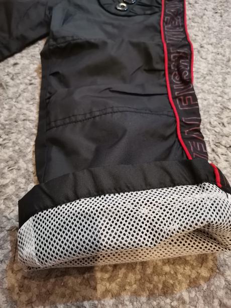 Nohavice do dažďa, 104