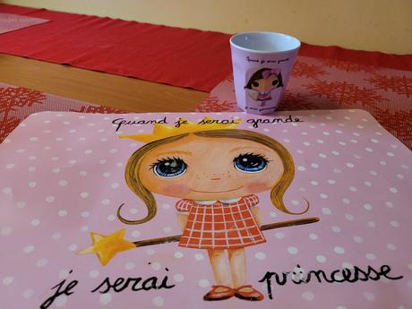 Tri poháriky+prestieranie label tour-super stav,