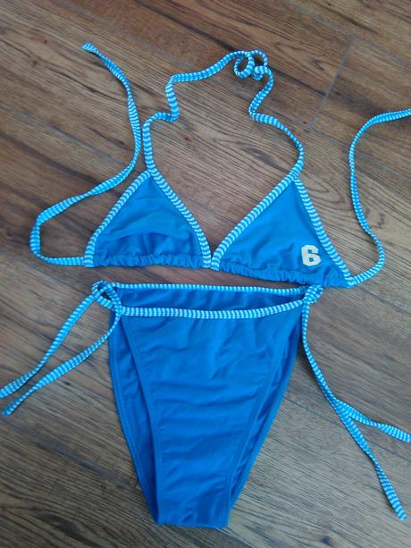 Modre plavky s cislom, s