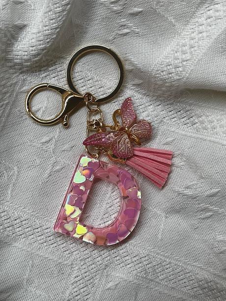 Ručne vyrobené živicové kľúčenky, 