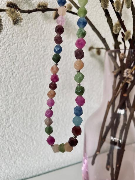 Nahrdelnik z farebnych koralok, 