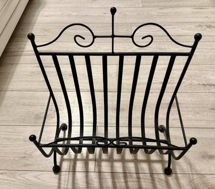 Kovovy stojan na casopisy, 