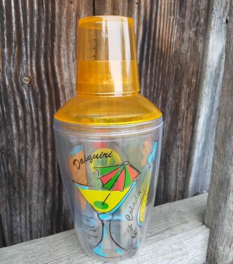 Koktejlový shaker s receptami,