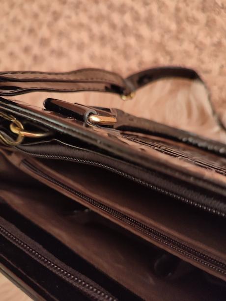 Luxusná lesklá kabelka stredne veľká,