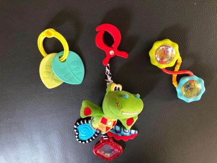 Závesný krokodíl na kočík/postieľku + 2 hrkálky, 