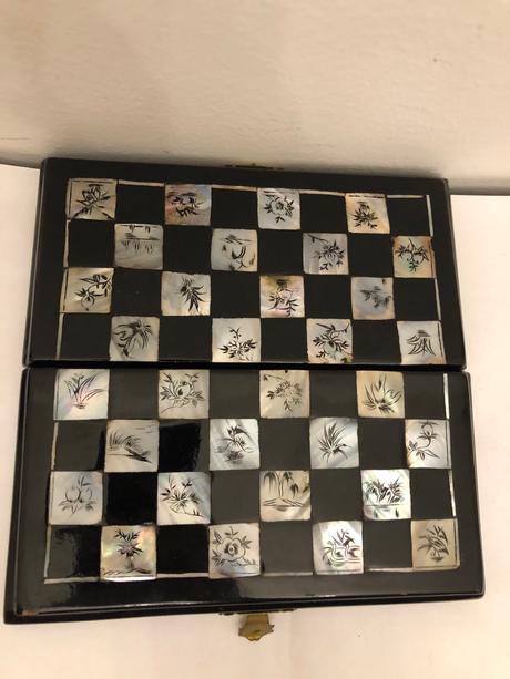 Starozitny sach vykladany perletou,