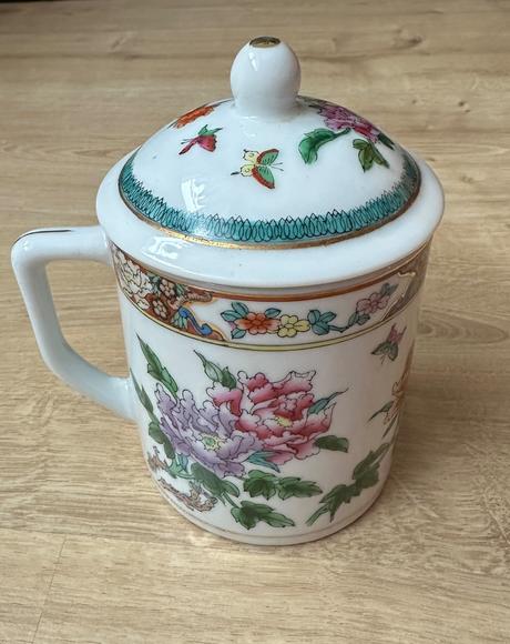 Hrnček s vrchnakom, 