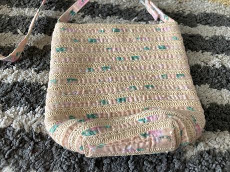 Malá slamená kabelka, 