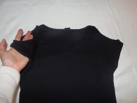 Tričko s otvormi na ramenách, 36