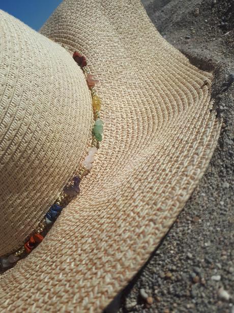 Klobúk na pláž s kamienkami medicines,