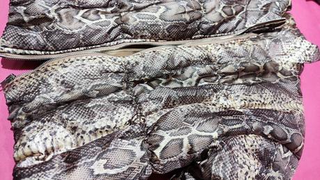 Bunda s haďou potlačou, 38