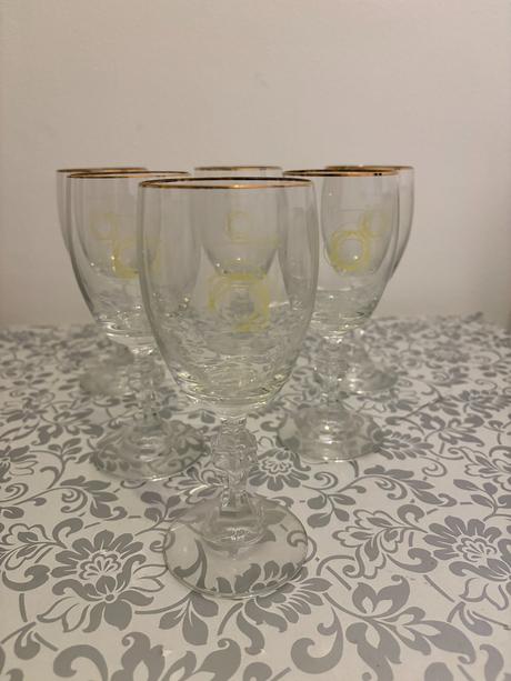 6 kusov pohárov na víno, 