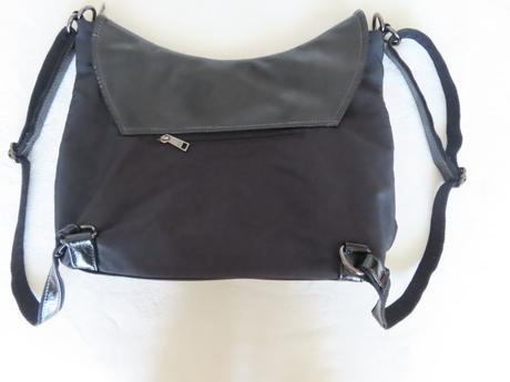 Čierny kabelkový ruksak,