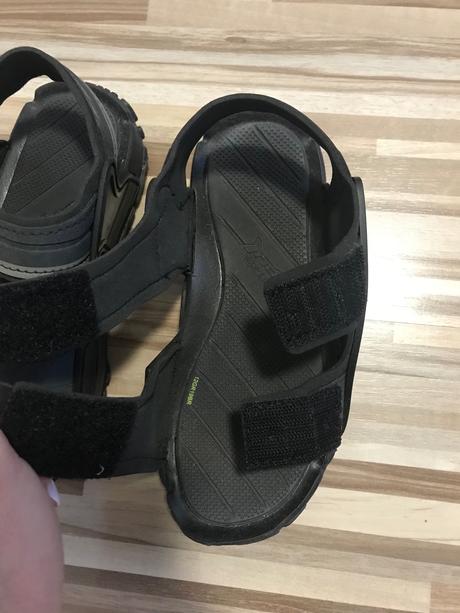 Čierne sandále, 31