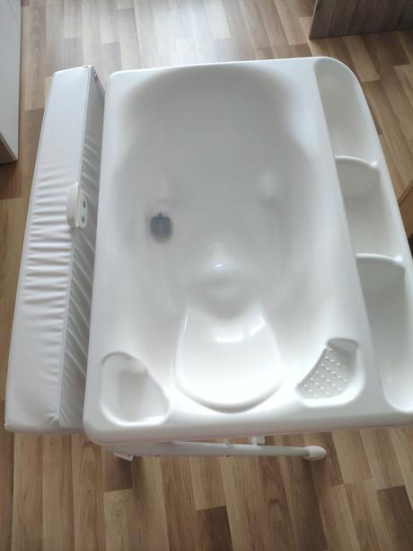 Prebalovací pult s vaničkou cam,