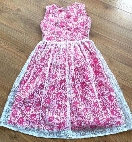 Ružovo-biele šaty, 146