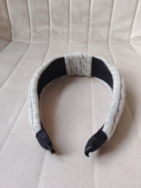 Vlnená svetlo sivá čelenka do vlasov, 