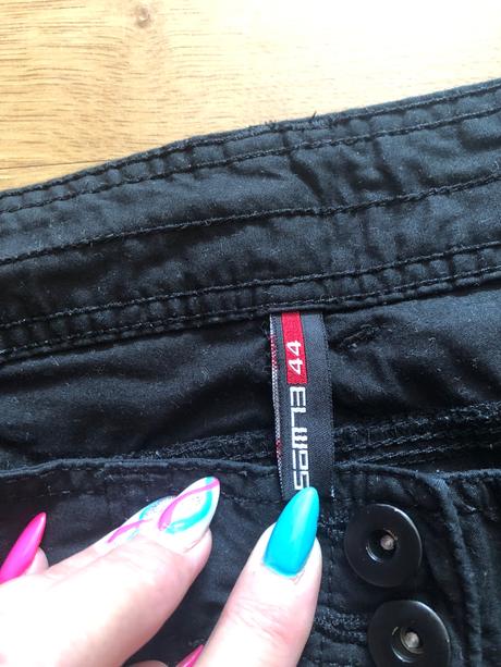 Tristvrtove nohavice, 44