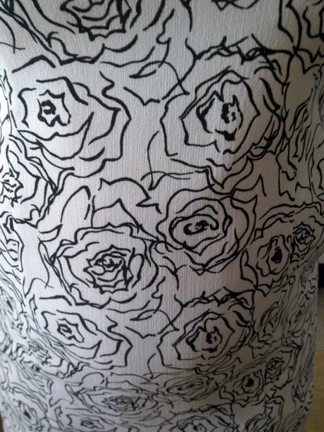 Biele šaty s čiernymi kvetmi, 46