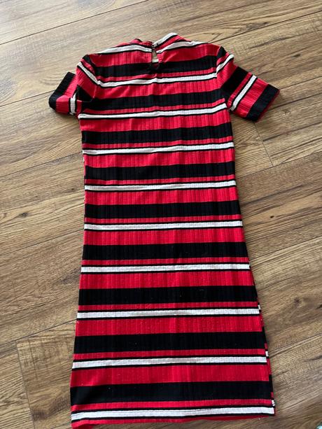 Úzke dievčenské šaty, 134