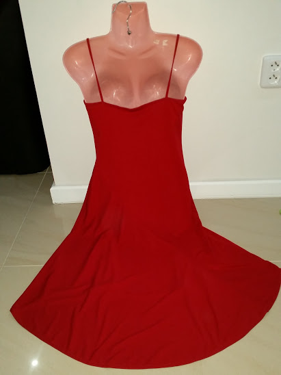 Červené padavé šaty, 38