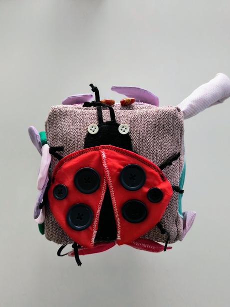 Didaktická edukačná kocka strojové a ručne šitie, 