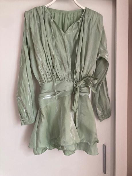 Virálne perleťové šaty, s